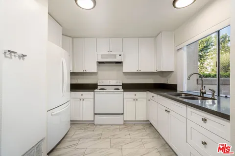 $590,000 | 18524 Mayall Street, Unit D, Northridge, CA 91324