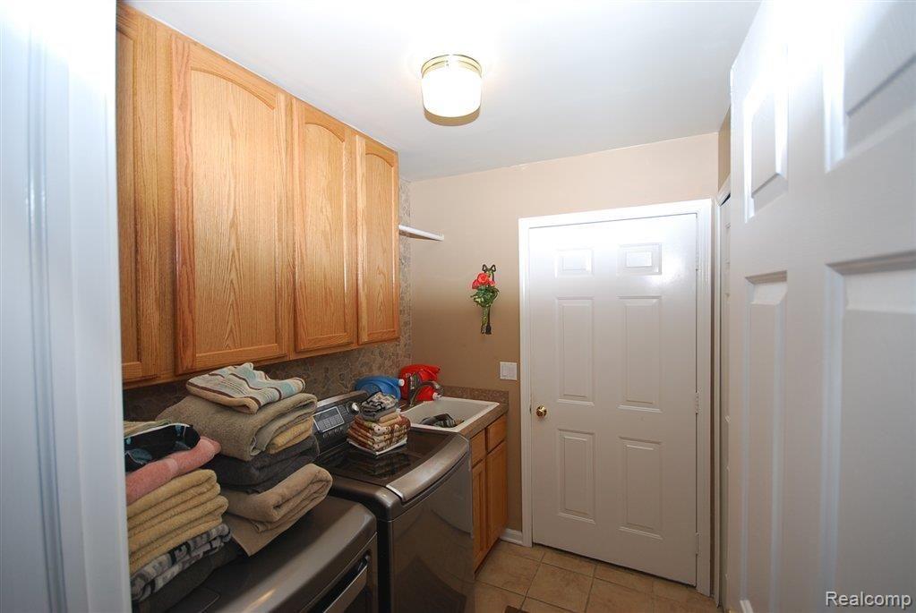1913 Clover Ridge Drive Howell, MI 48843 - Photo 20 of 24 Laundry.jpg