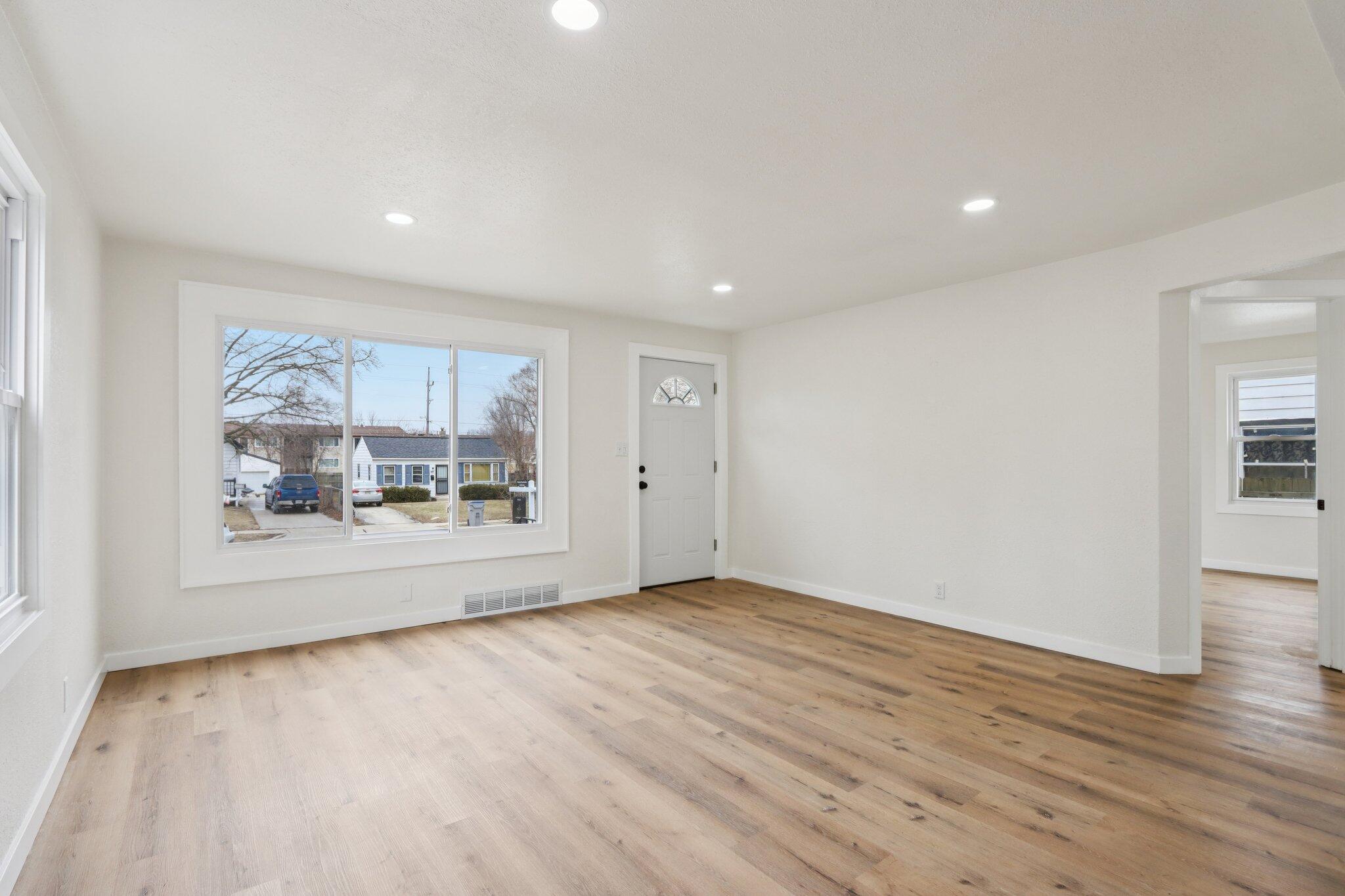 5936 North 42nd Street Milwaukee, WI 53209 - Photo 5 of 30 9-web-or-mls-N 42nd St-S0403-009