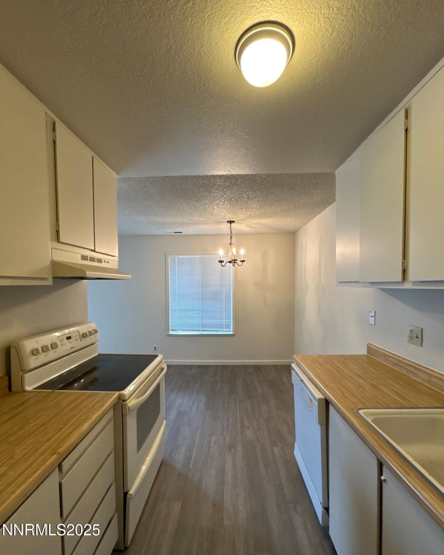 4604 Neil Road, Unit 98 Reno, NV 89502 - Photo 5 of 16 a kitchen that has a sink and a stove in it