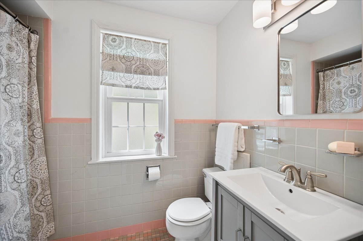 712 Juniper Road Glenview, IL 60025 - Photo 20 of 33 a bathroom with a sink a toilet and a mirror