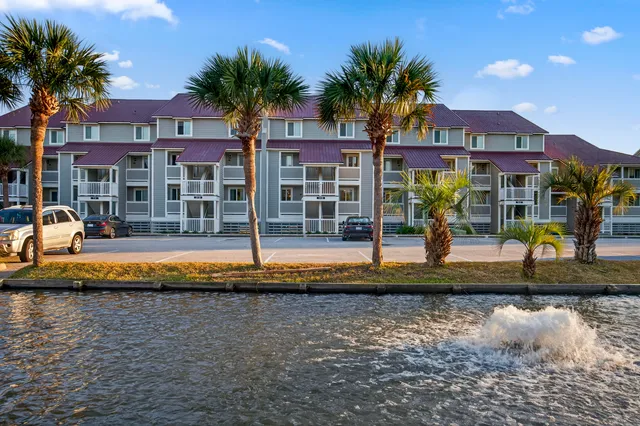 $590,000 | 13 West Mariners Cay Drive, Folly Beach, SC 29439