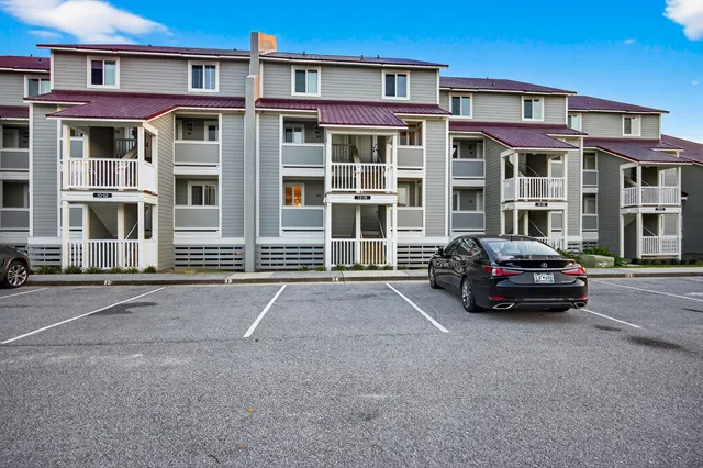 $590,000 | 13 West Mariners Cay Drive, Folly Beach, SC 29439