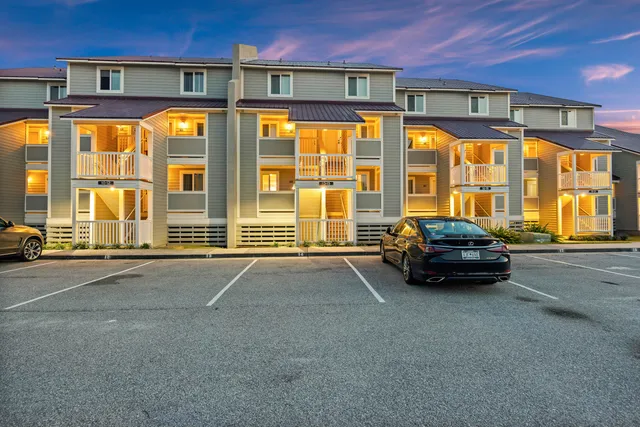 $590,000 | 13 West Mariners Cay Drive, Folly Beach, SC 29439