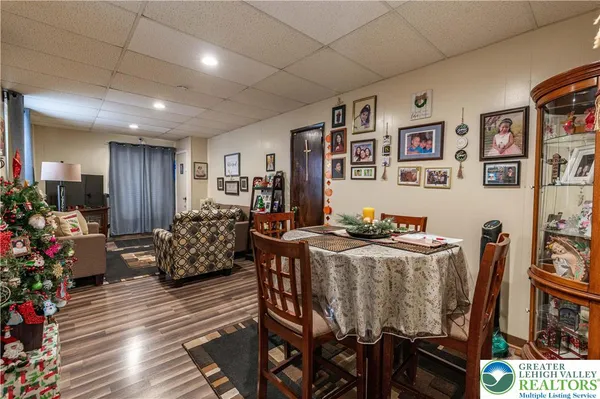a view of a livingroom with furniture