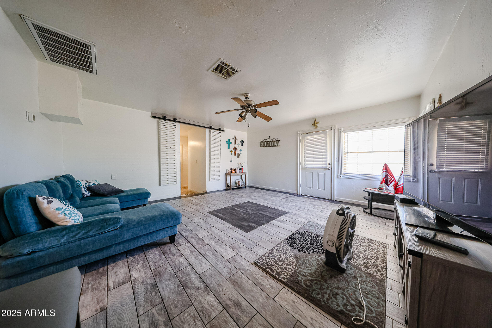 8223 C. Azteca Guadalupe, AZ 85283 - Photo 4 of 24 a living room with furniture and a window