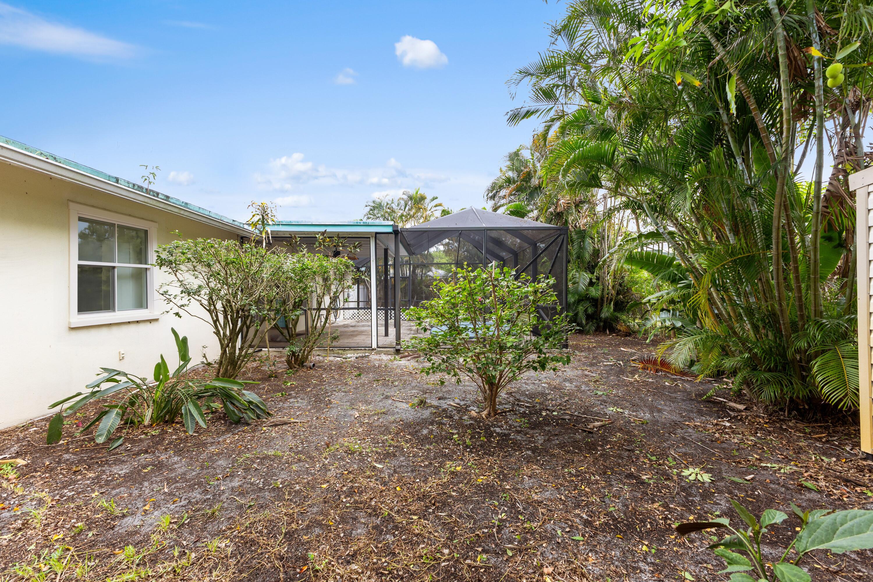 201 West Riverside Drive Jupiter, FL 33469 - Photo 16 of 17 Backyard