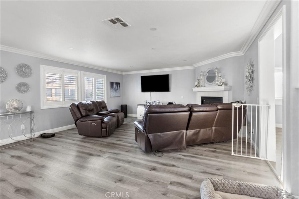 15467 Spruce Tree Way Fontana, CA 92336 - Photo 5 of 30