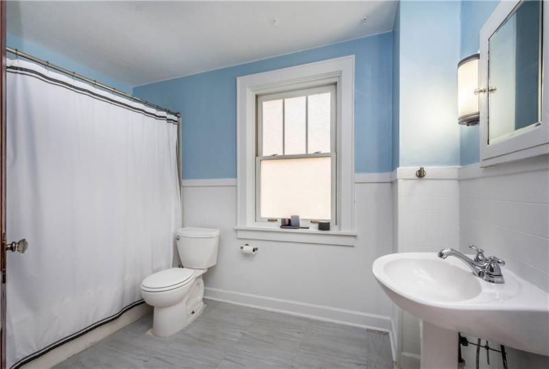 127 Friday Road Pittsburgh, PA 15209 - Photo 11 of 20 Second floor bath