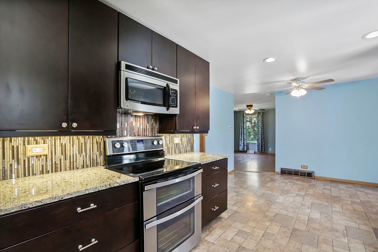 4813 Roberts Road Barrington, IL 60010 - Photo 7 of 26 Gallery Image 7