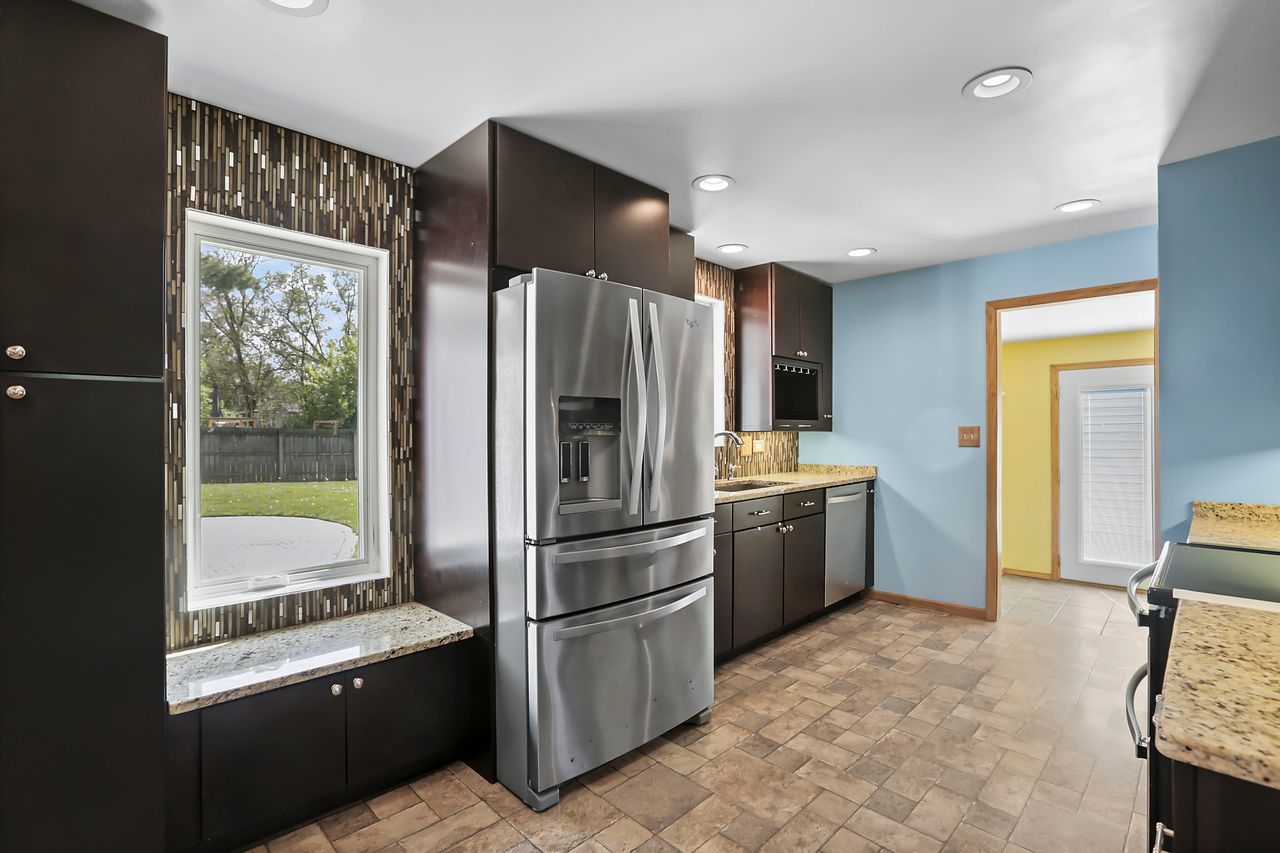 4813 Roberts Road Barrington, IL 60010 - Photo 8 of 26 Gallery Image 8