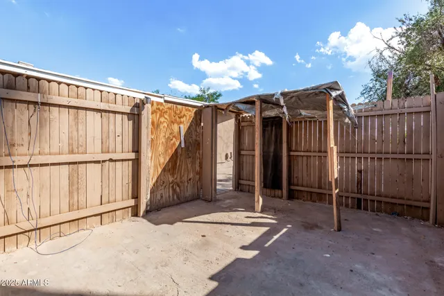 a view of a backyard