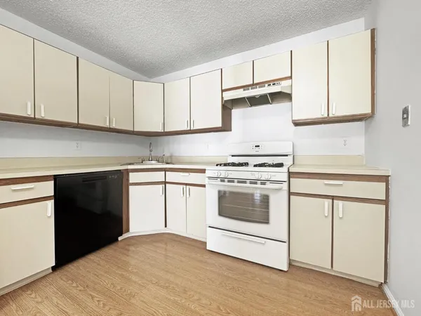 $2,450 | 481 Danbury Lane, East Brunswick, NJ 08816