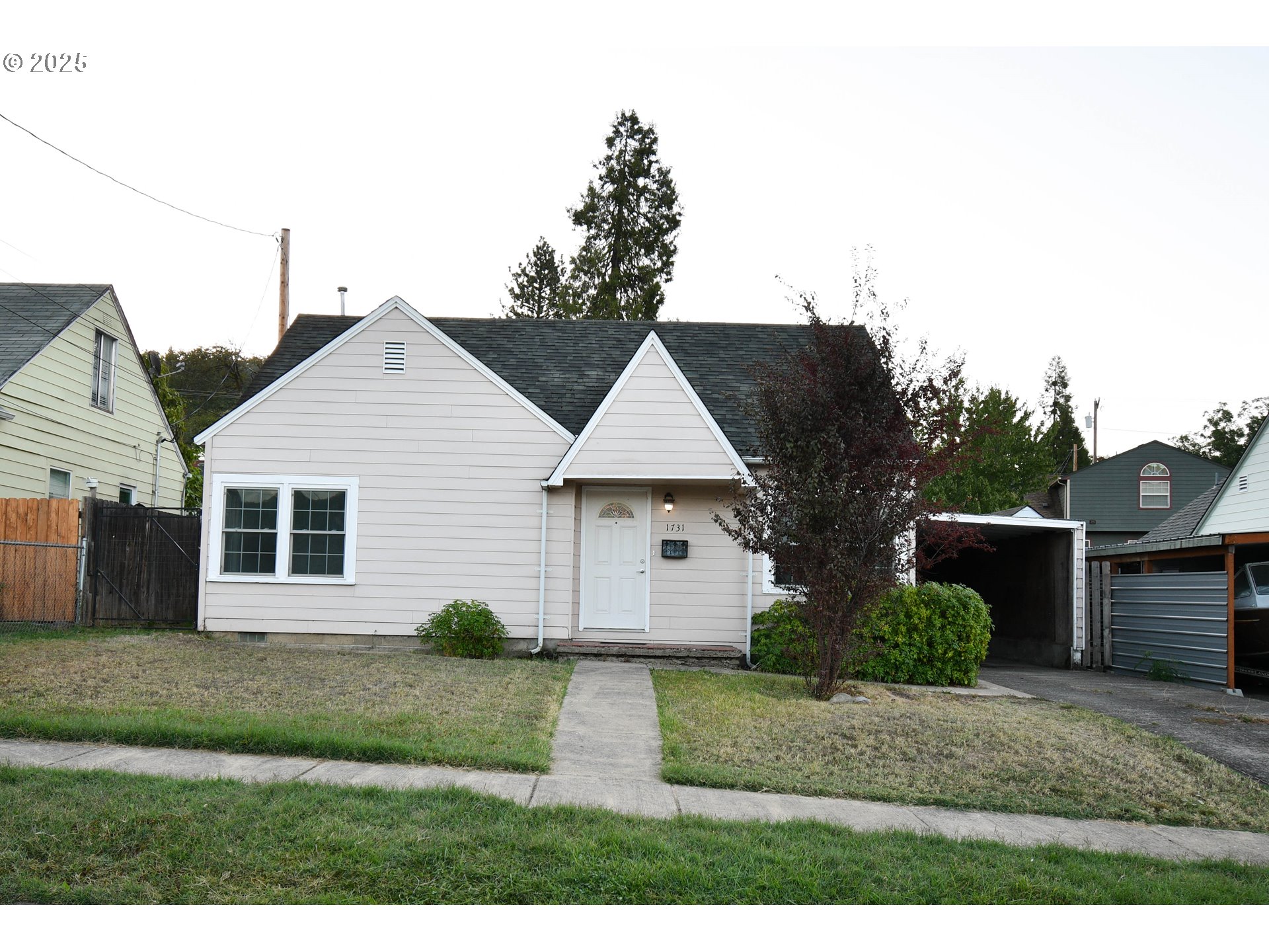 a view of front a house and garage