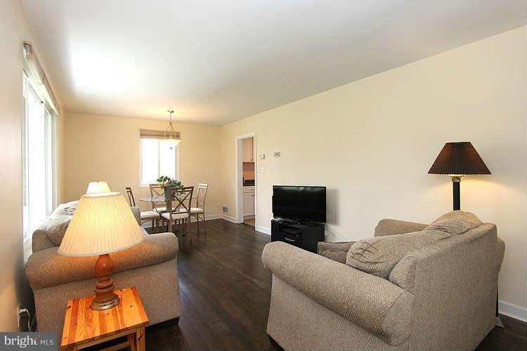 11703 Highview Avenue Silver Spring, MD 20902 - Photo 3 of 22 Living Room