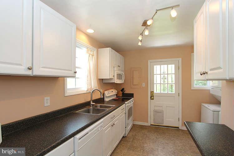 11703 Highview Avenue Silver Spring, MD 20902 - Photo 8 of 22 Kitchen