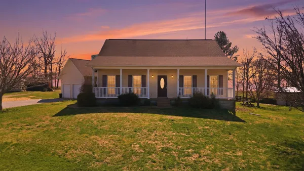 a view of a house with backyard and garden