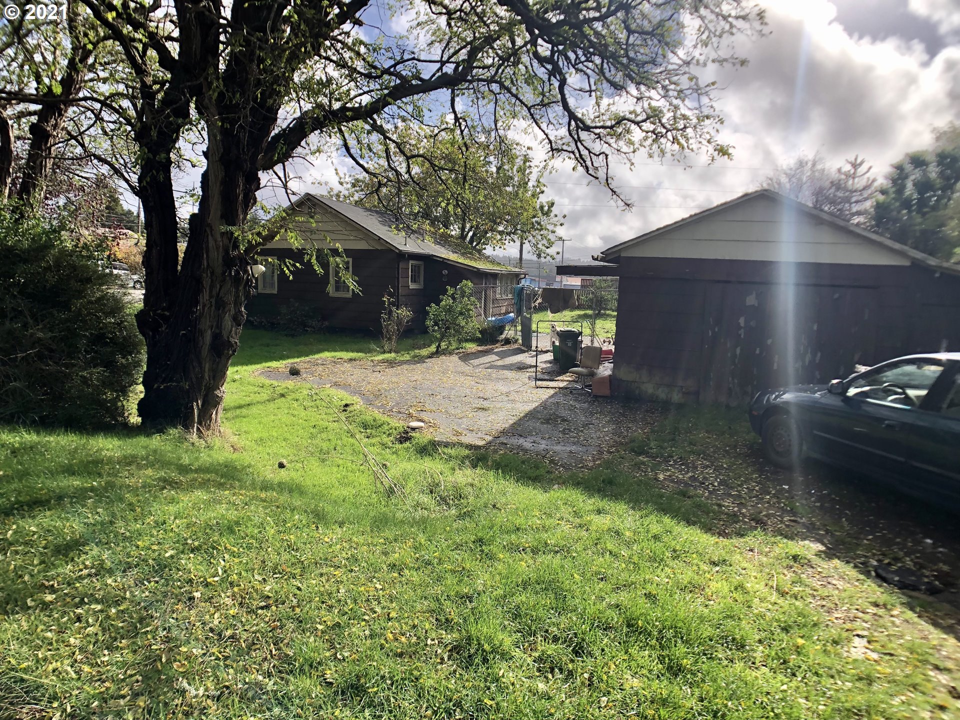 a view of a backyard of the house