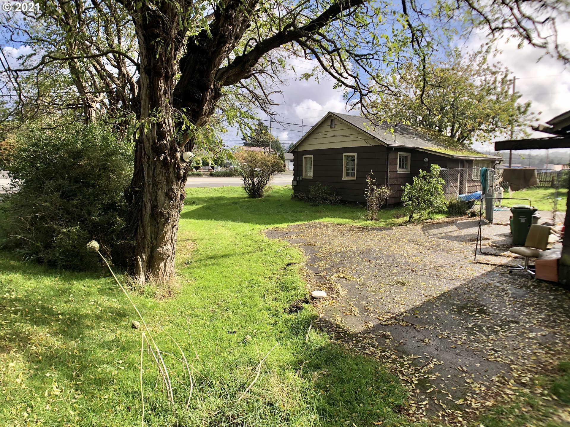 2964 Broadway Avenue North Bend, OR 97459 - Photo 6 of 6 a front view of a house with yard and green space