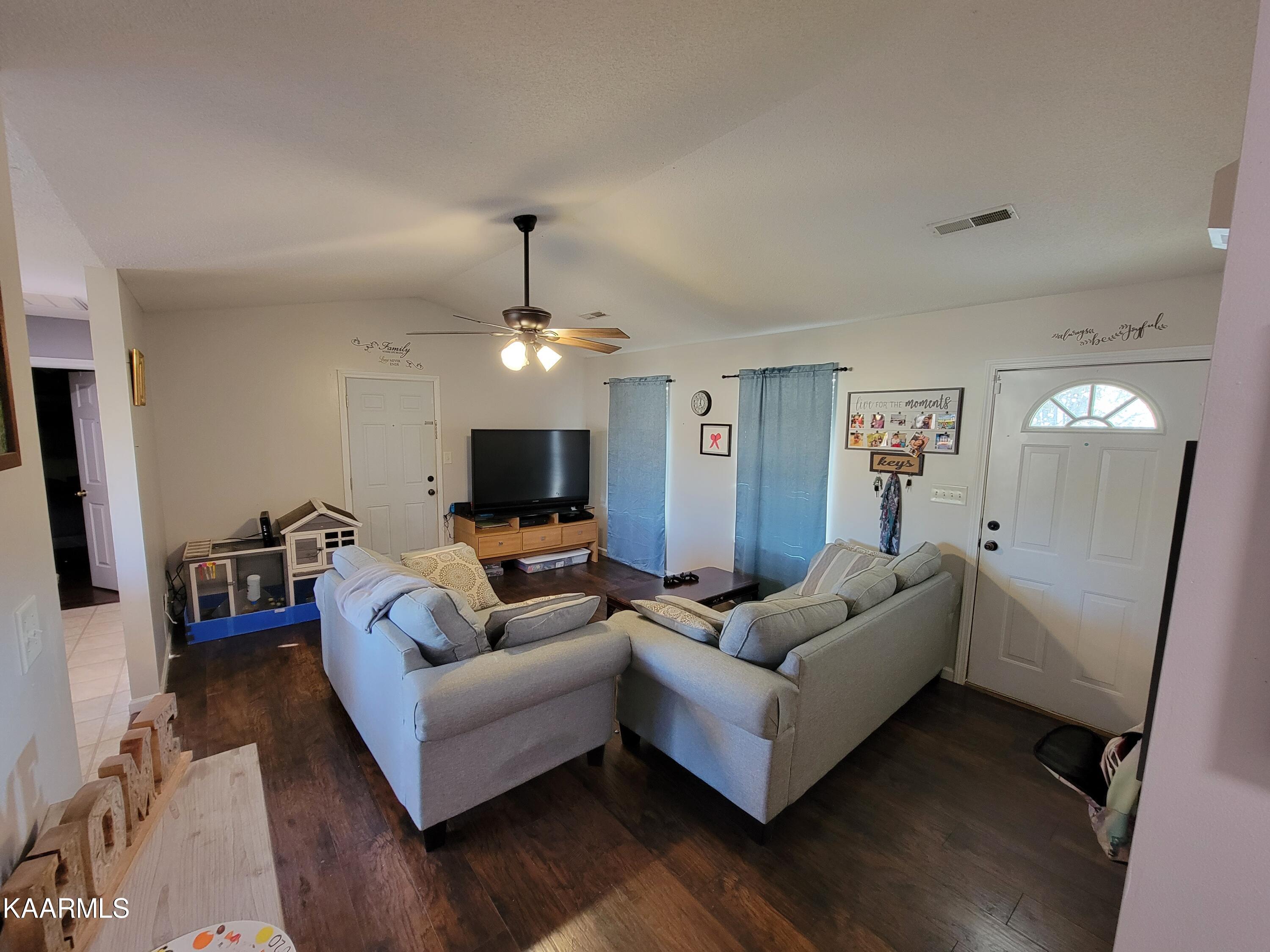 7801 Ralph Youmans Road Corryton, TN 37721 - Photo 2 of 19 Living room