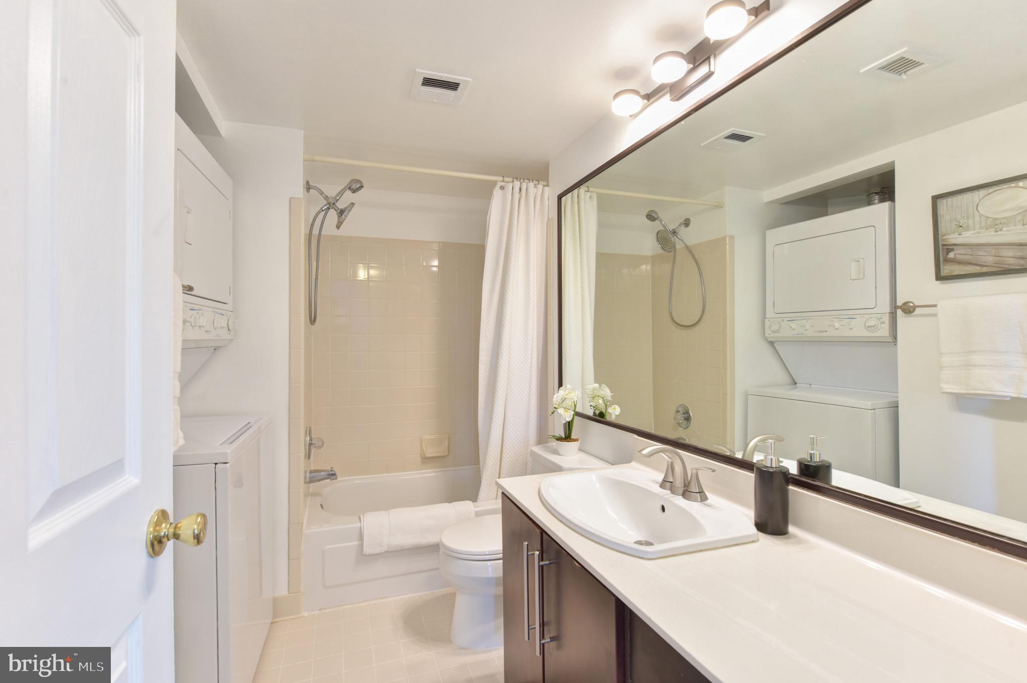545 East Braddock Road, Unit 201 Alexandria, VA 22314 - Photo 19 of 32 Full bath with large vanity & washer/dryer