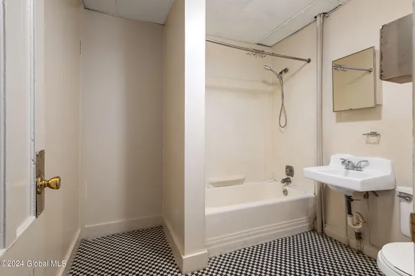 $1,050 | 28 Bradford Street, Unit 1, Albany, NY 12206