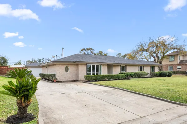 $395,000 | 6934 Heron Drive, Houston, TX 77087