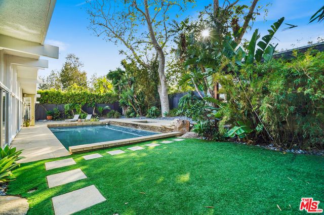a view of a yard with plants