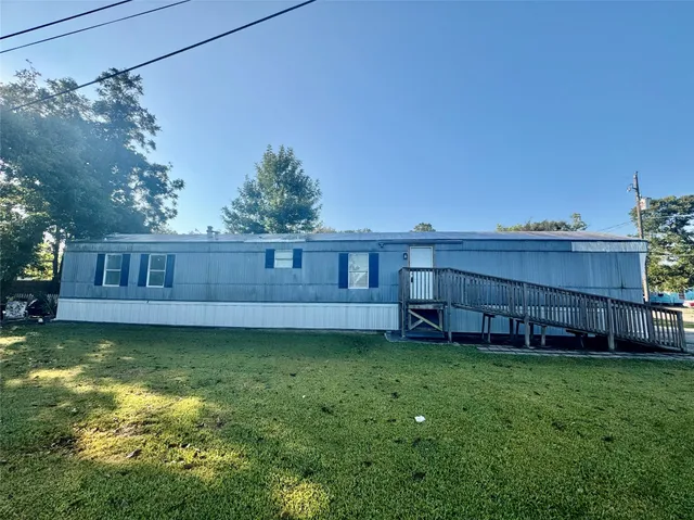 a view of a yard with a house and a big yard