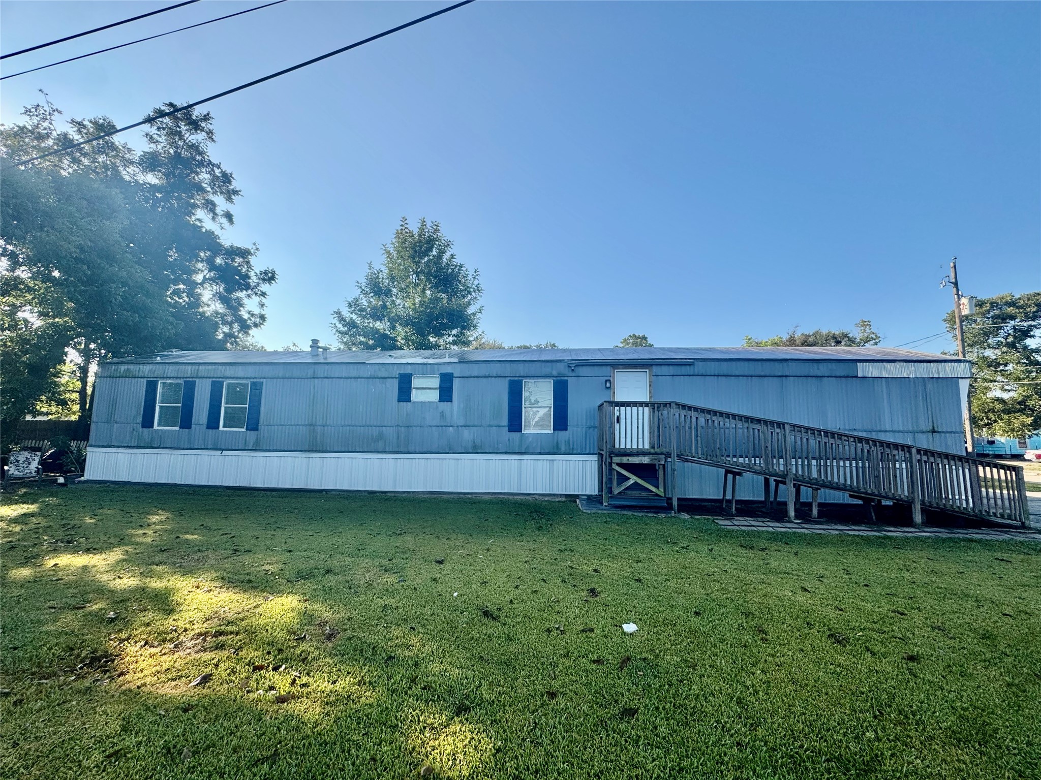 a view of a yard with a house and a big yard