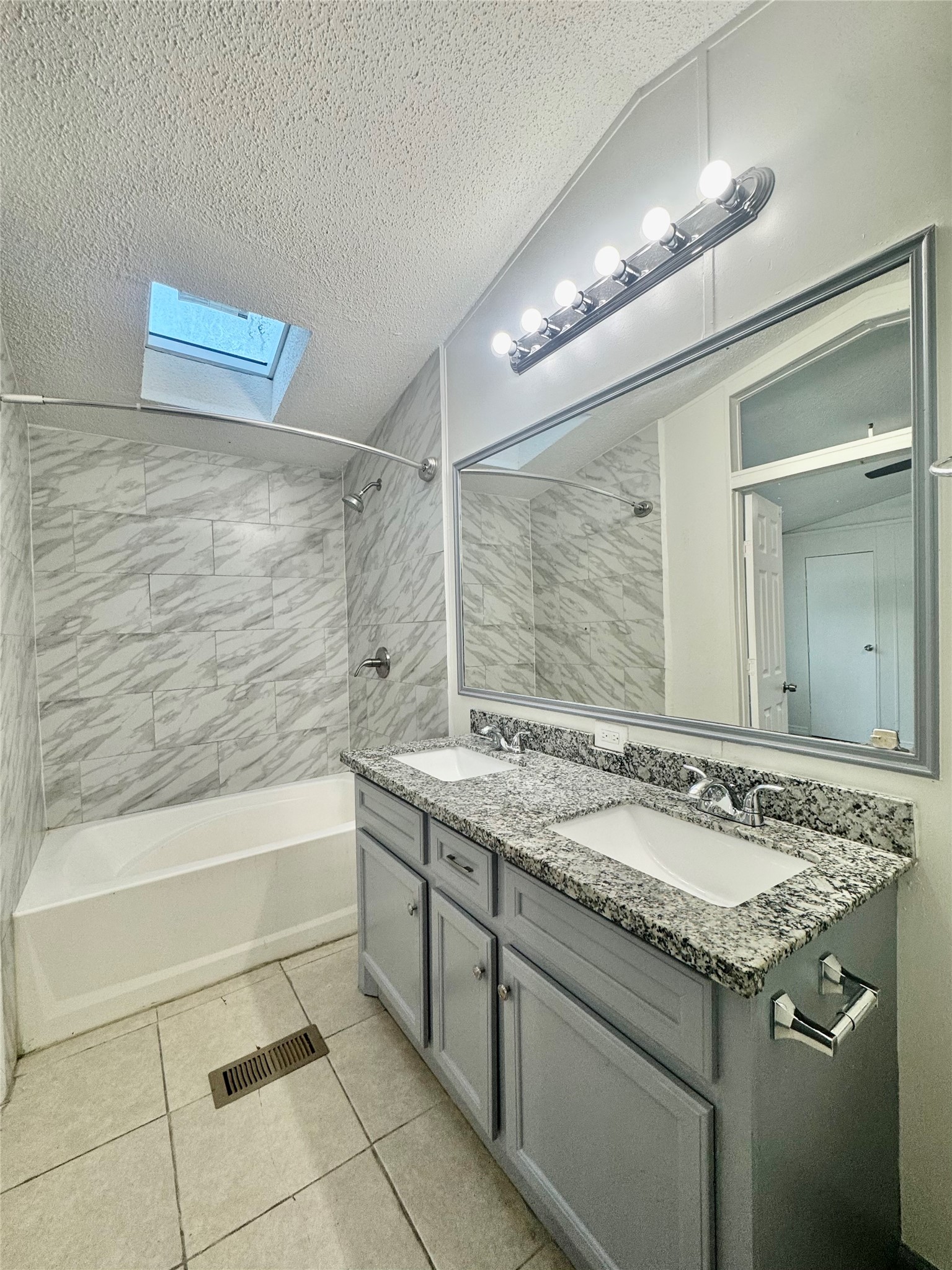1007 Spooner Street Pasadena, TX 77506 - Photo 12 of 19 Primary bath, note the skylight over the tub
