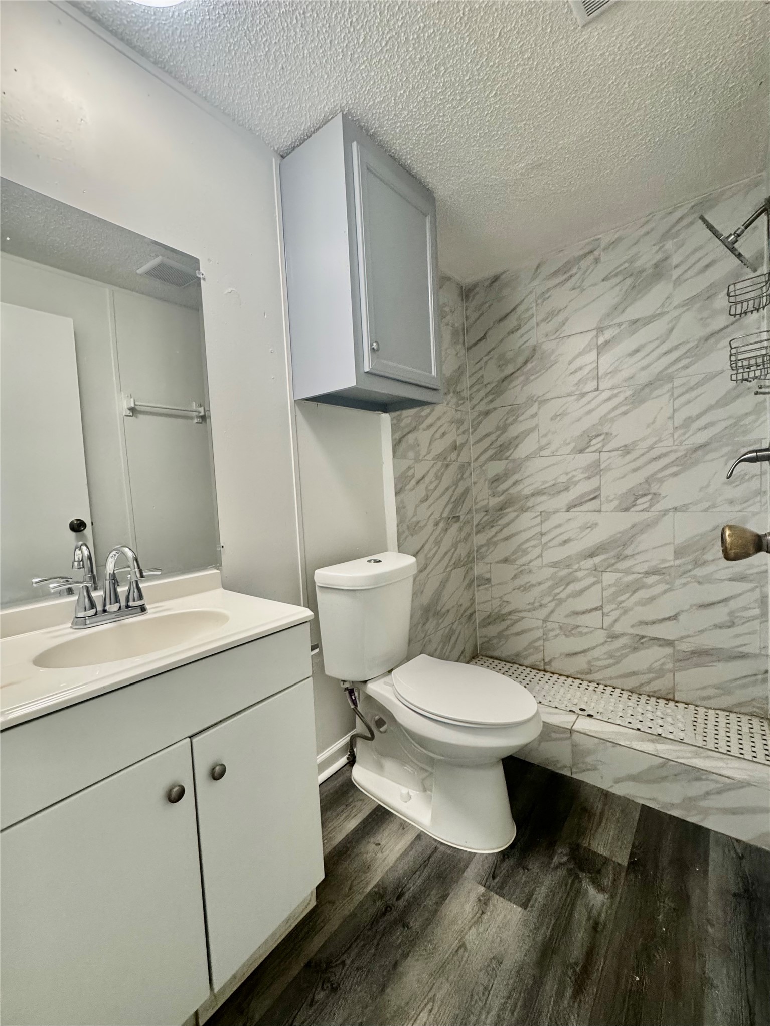 1007 Spooner Street Pasadena, TX 77506 - Photo 18 of 19 Secondary bath