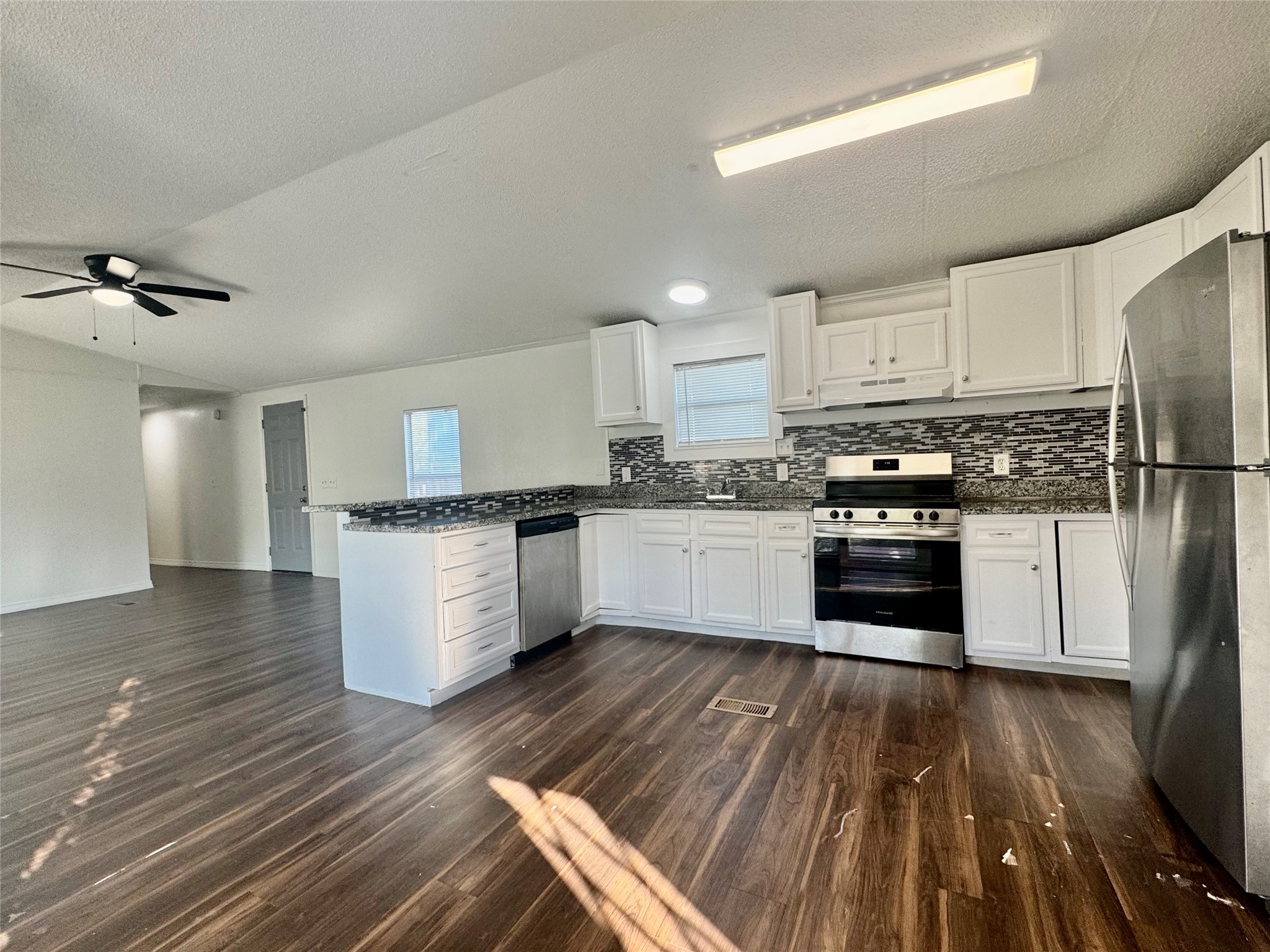 1007 Spooner Street Pasadena, TX 77506 - Photo 6 of 19 Kitchen