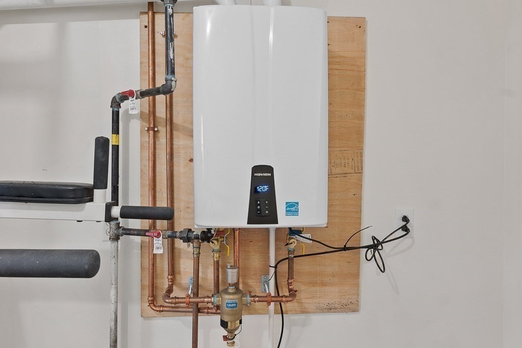 25 Century Way, Unit 25 Gardner, MA 01440 - Photo 33 of 34 a bathroom with a double vanity sink