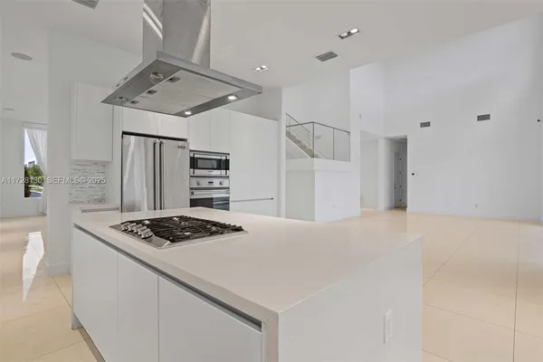 a kitchen that has a stove and a refrigerator