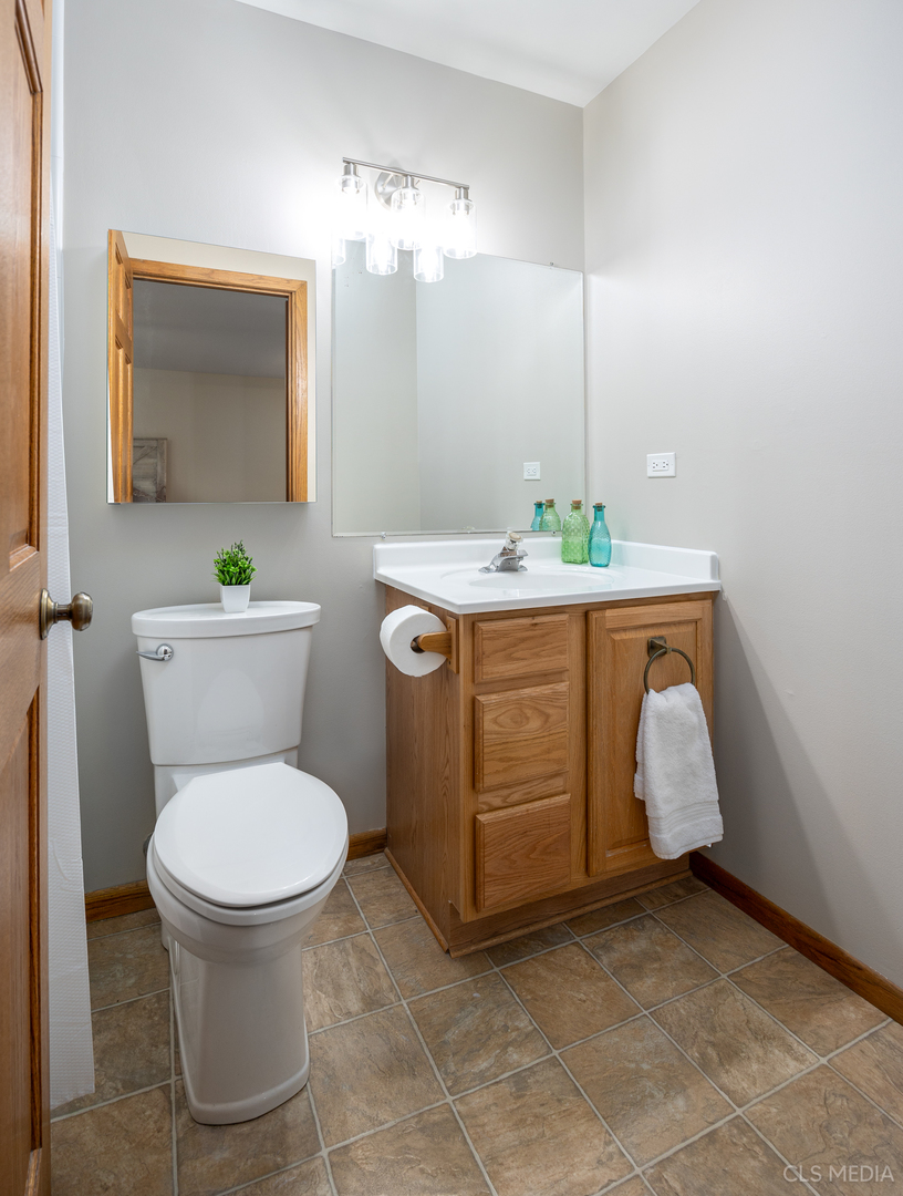 2115 Tiffany Drive Schaumburg, IL 60193 - Photo 16 of 23 a bathroom with a toilet a sink and mirror