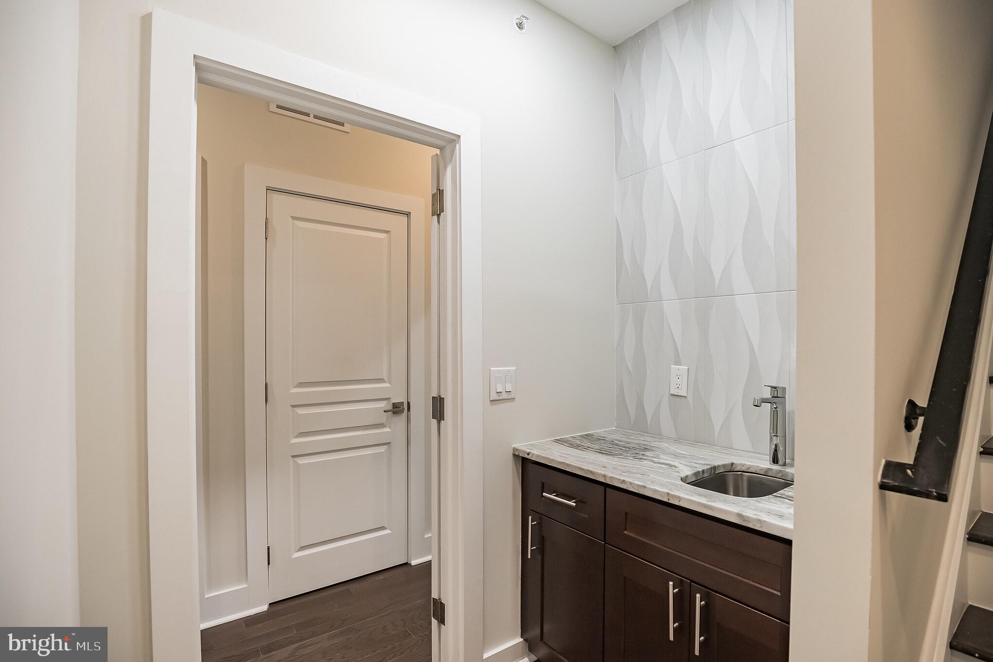 2030 Reed Street Philadelphia, PA 19146 - Photo 26 of 30 Wet bar