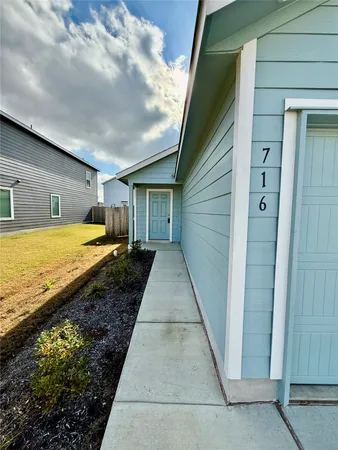 a view of a house with backyard