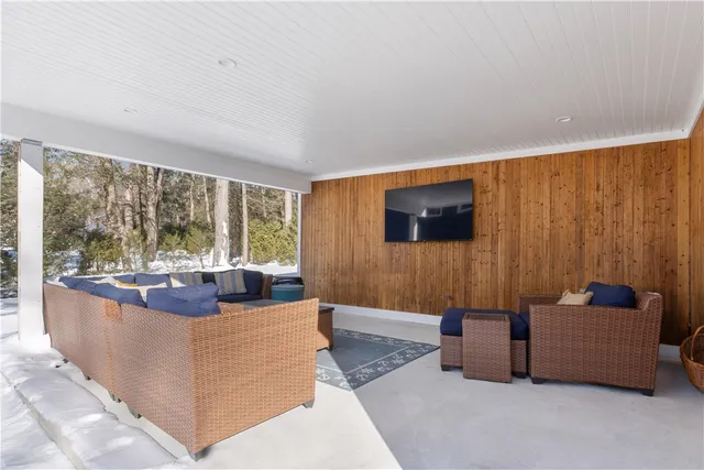 $634,900 | 143 Lake View Drive, Glocester, RI 02814