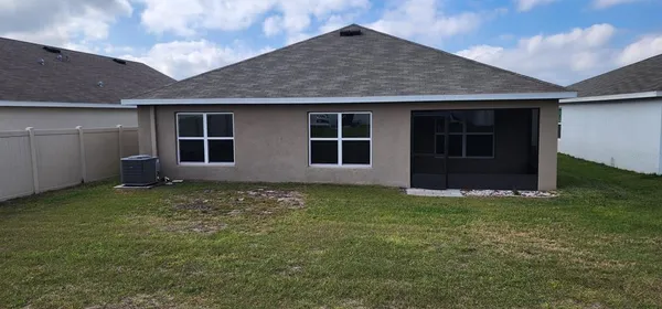 a view of a backyard