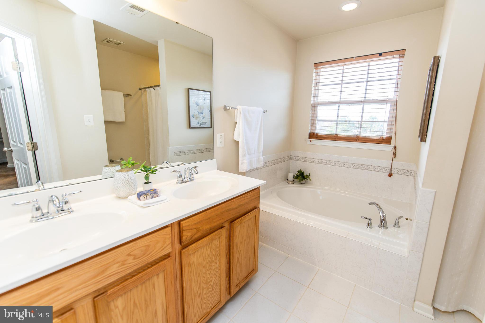13400 Oaklands Manor Drive Laurel, MD 20708 - Photo 5 of 44 a bathroom with a tub sink and mirror