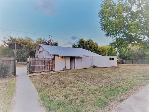 $137,900 | 318 North Pacific Street, Oxford, KS 67119
