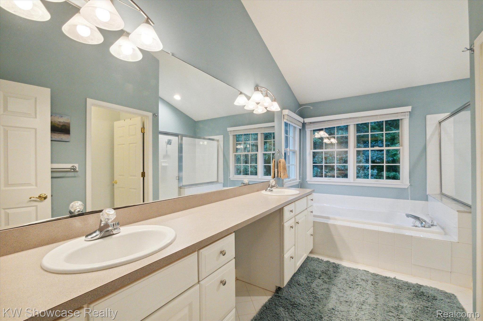 564 Timber Ridge Drive Highland, MI 48357 - Photo 17 of 40 The Primary Bathroom.