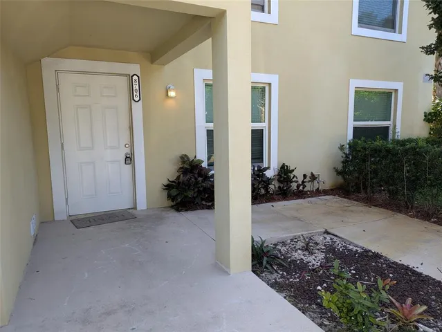 a view of a house with backyard and garden