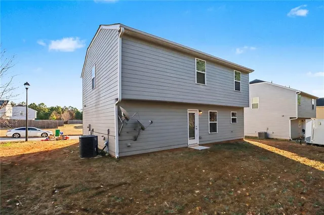 a view of a house with backyard
