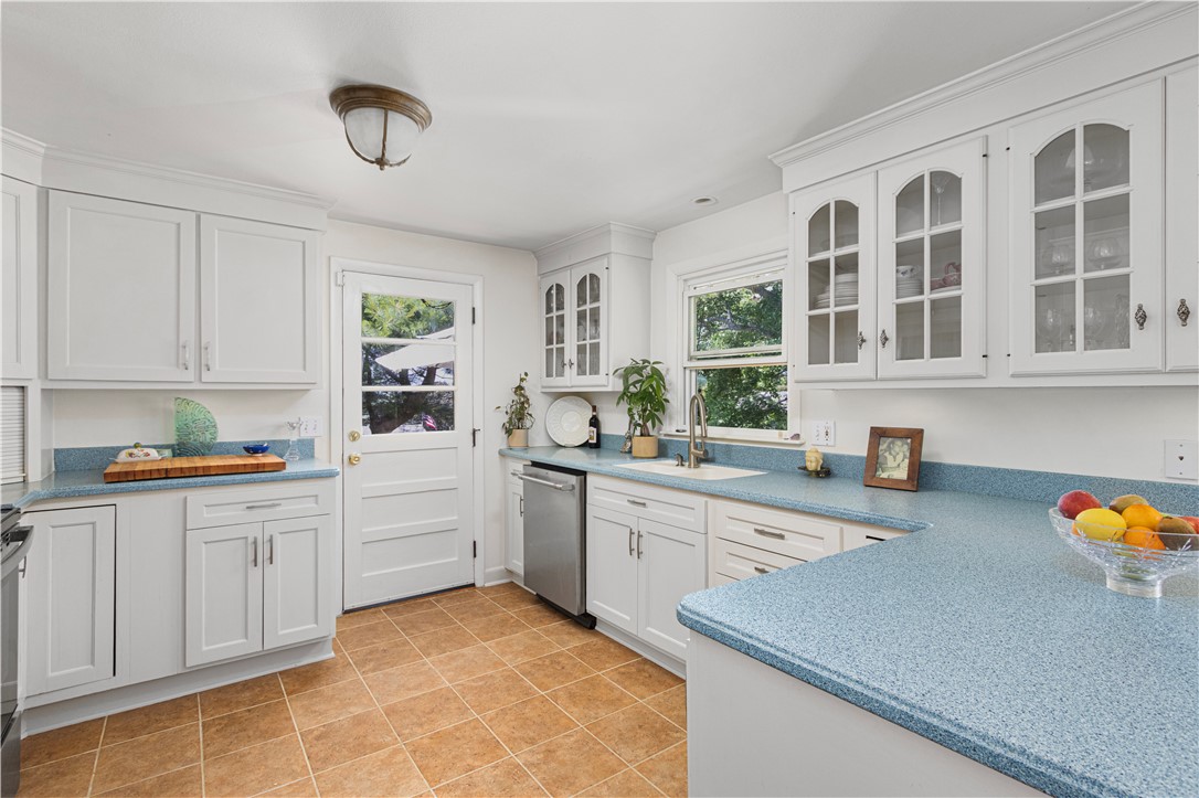141 Redwood Road Portsmouth, RI 02871 - Photo 5 of 30