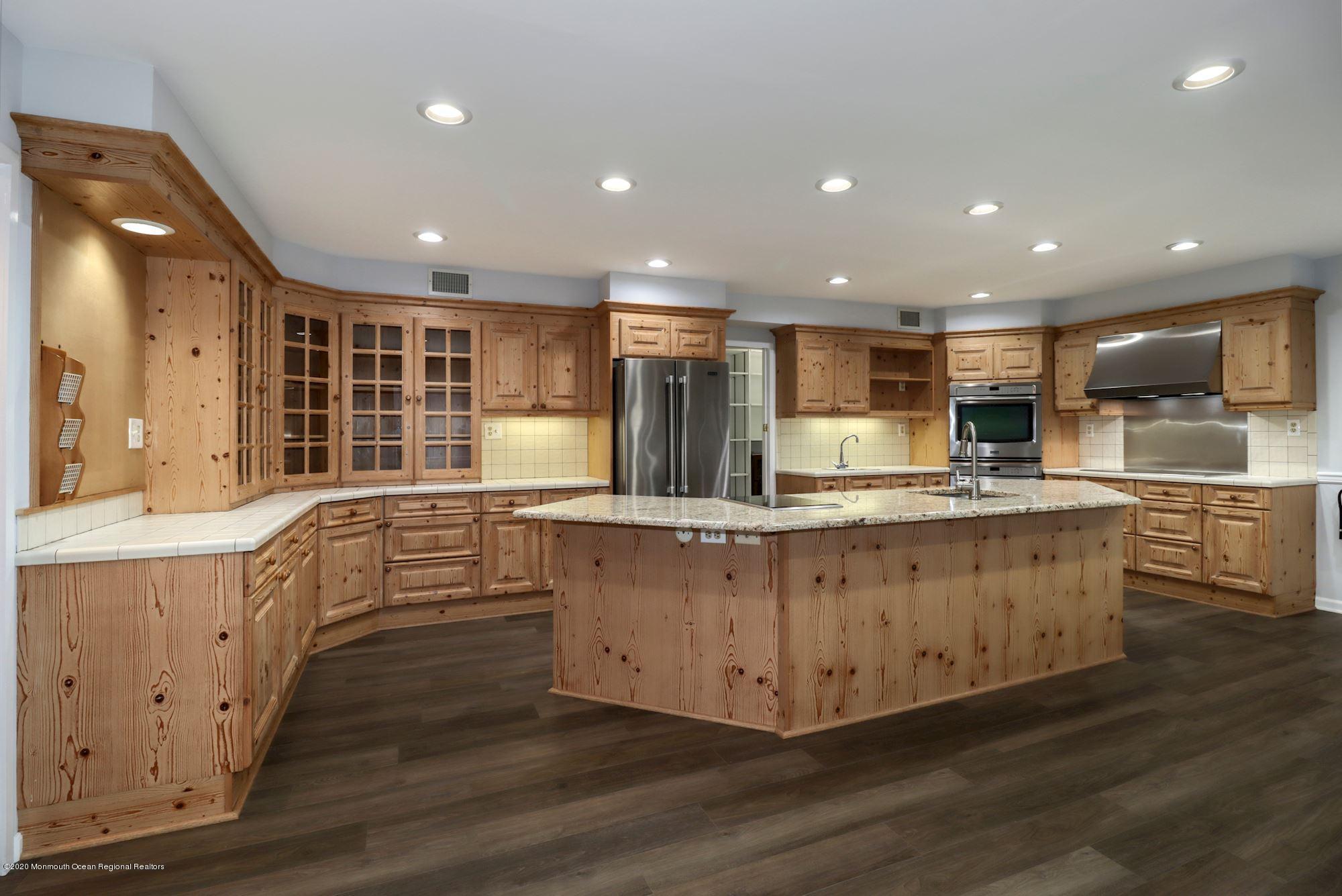 22 Collingwood Road Marlboro, NJ 07746 - Photo 12 of 37 010_22_Collingwood_Rd_314419_586556