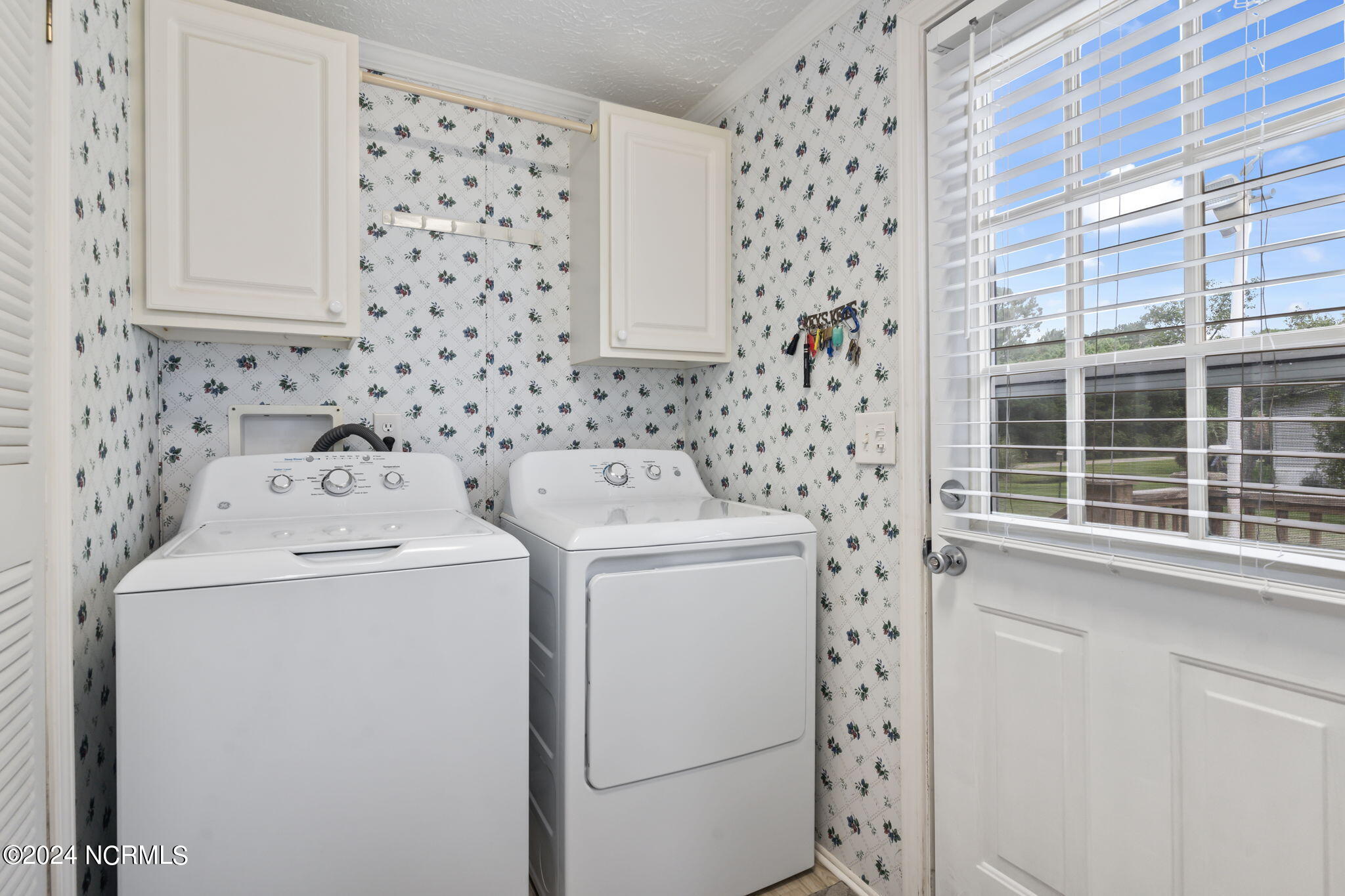 5422 Thrush Road Southwest Ocean Isle Beach, NC 28469 - Photo 27 of 40 Laundry room