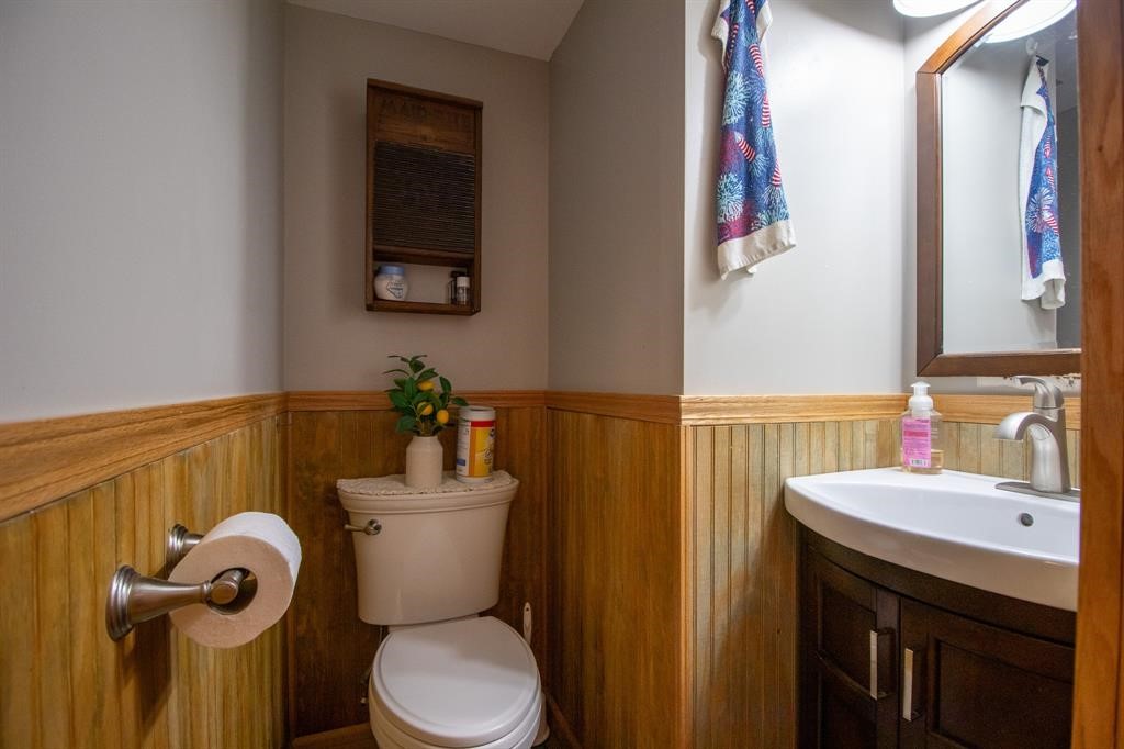 611 Rondeau Drive Erie, PA 16505 - Photo 18 of 38 Half Bath