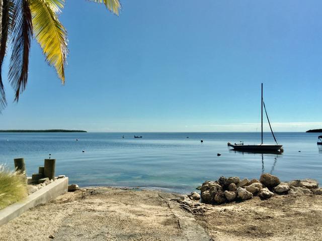 702 North Silver Circle Key Largo, FL 33037 - Photo 26 of 38 a bed room with a bed